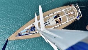 Decksansicht der Yacht für deinen Familientörn